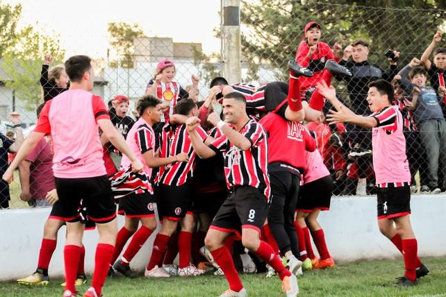 Tras los penales. Así celebraron los jugadores de Independiente de Chañar Ladeado.