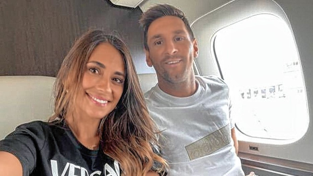 Lionel Messi ya viaja con su familia rumbo a París