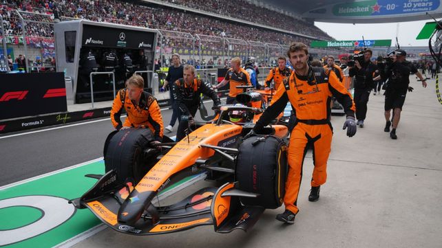 Un papelón. El McLaren de Oscar Piastri vuelve a boxes antes de largar. El de Lando Norris ni salió del garage.