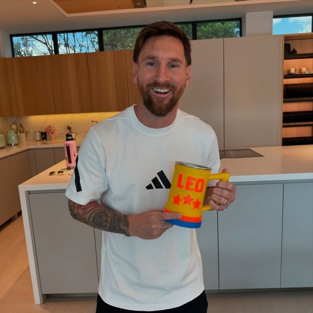 Leo posó con una gran sonrisa durante la reunión en Funes.