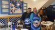 En blanco y azul: abrió en Rosario una taberna griega donde descubrir nuevos sabores