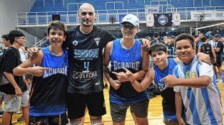Denis Pérez celebró con jugadores de las divisiones formativas de Echagüe la gran campaña del equipo.