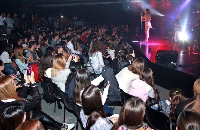 Jimena Barón cantó con Ulises Bueno en Córdoba: todas las imágenes