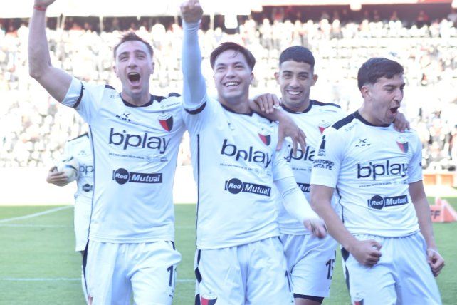 Sin brillar, pero ganando: Colón festejó ante San Telmo en el debut de Delfino