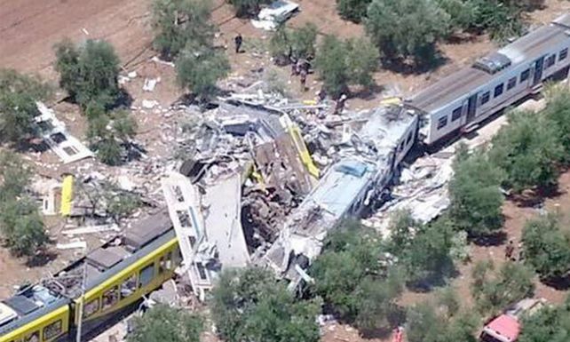 Violento. La colisión de los trenes regionales sucedió tras una curva suave en medio de un campo de olivares.&nbsp;