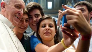 Causa furor la autofoto del Papa con adolescentes
