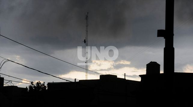 Se hizo de noche en Santa Fe y continúa vigente un alerta por tormentas