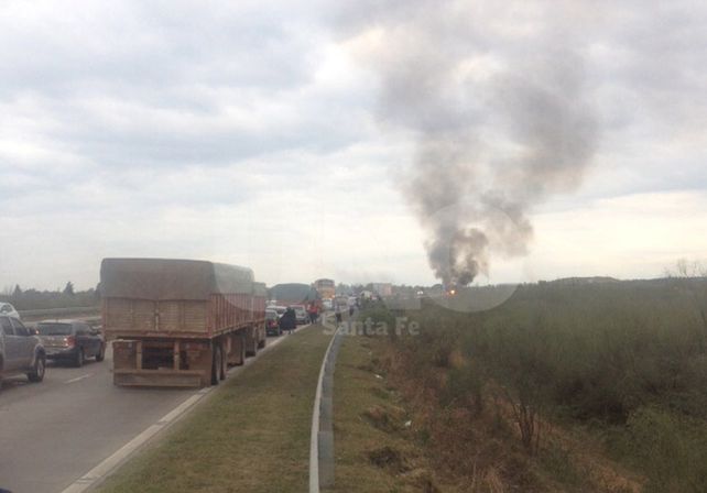 El auto incendiado en Circunvalación y Berutti./ Esteban