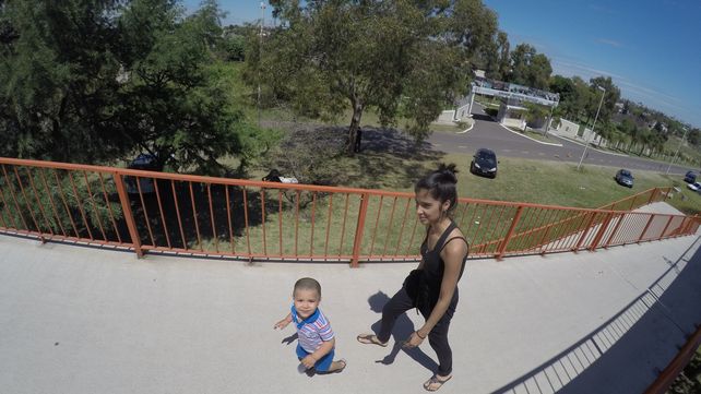 Rocío y Noah viven en un barrio por donde circulan muchos autos.&nbsp;