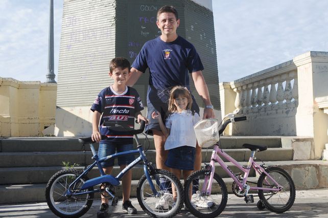 Diversión. Ignacio y Victoria salieron a pasear en bicicleta junto a su papá Santiago.
