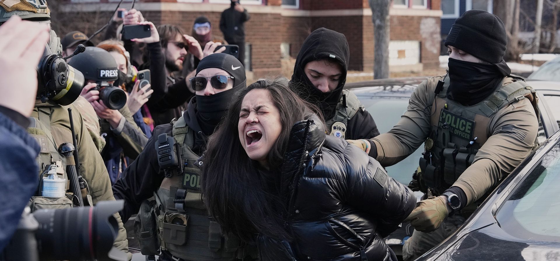 Aliya Rahman es detenida por agentes federales cerca del lugar donde Renee Good fue asesinada a tiros por un agente de ICE la semana pasada, el martes 13 de enero de 2026, en Minneapolis. (Foto AP/Adam Gray)