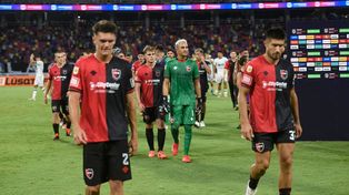 La salida de los jugadores de Newells tras la derrota en Santiago del Estero. Un panorama que preocupa de cara al clásico. Mariano Soso no le encuentra la vuelta.