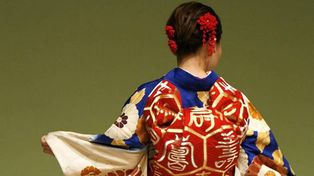 El kimono japonés se reinventa en pañuelos, abrigos y sombrillas