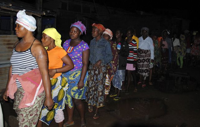 Liberianos esperan por el kit de desinfección que entrega Médicos Sin Fronteras.