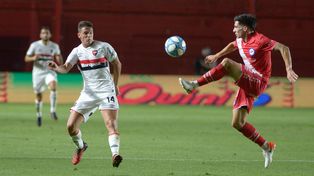 No rindió. Alexis Rodríguez intenta interceptar la pelota ante Colman. El primo de Maxi tuvo otra chance como titular.