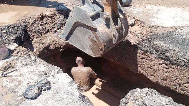 Esta vez se repara un caño en avenida Almafuerte