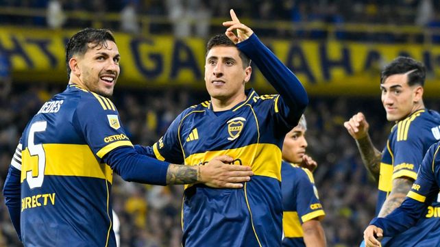 Miguel Merentiel celebra con la tribuna. Boca superó a Talleres y ahora va por Argentinos juniors.