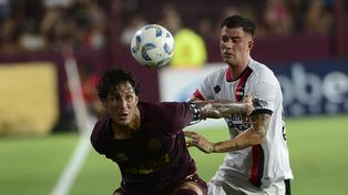Canale y el Colo Ramírez disputan la pelota.