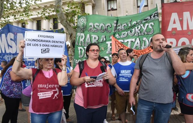 Disconformes. El lunes los docentes se movilizaron para mostrar el rechazo a la primera propuesta del gobierno.