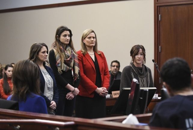 tribunal. Las jóvenes