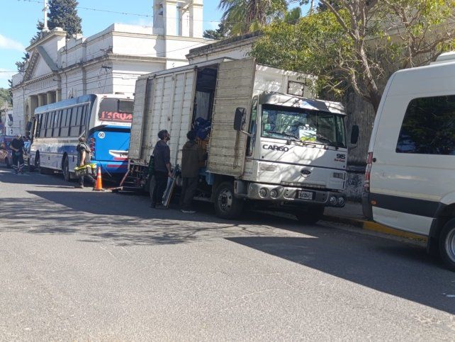 Este miércoles hubo un importante movimiento de vehículos y equipos de exteriores en la zona del Cementerio Municipal de Paraná.