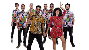 Con diez años de trayectoria, Los Peñaloza fusionan la música tropical latinoamericana con cumbia, rock, ska y funk.