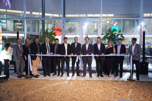 Gerardo Criolani encabeza el corte de cintas de la nueva sucursal del grupo en Rosario.