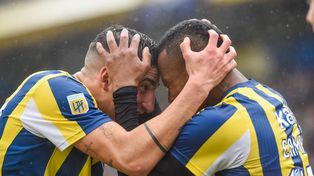 OConnor festeja con Campaz el gol del tumaqueño que significó el 1 a 0.