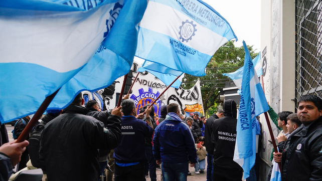 Los trabajadores de Electrolux se manifestaron frente al Ministerio de Trabajo de la provincia.