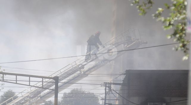 Tres horas de tensión por un gran incendio en barrio Fomento 9 de Julio