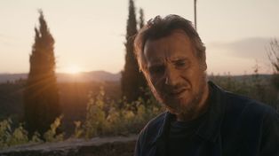 Neeson interpreta a un viudo que regresa a la región italiana contra su voluntad.