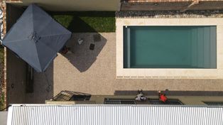 A la hora de incorporar una piscina la primera de las decisiones es la de definir si será de hormigón, hecha a medida, o si se prefiere las pre-fabricadas. En Rosario, hay demanda para ambas opciones.