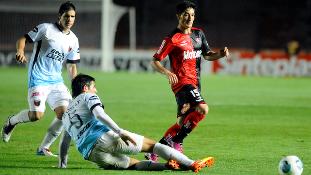 Milton Casco durante su etapa en Newells. La Lepra quiere que el lateral regrese.