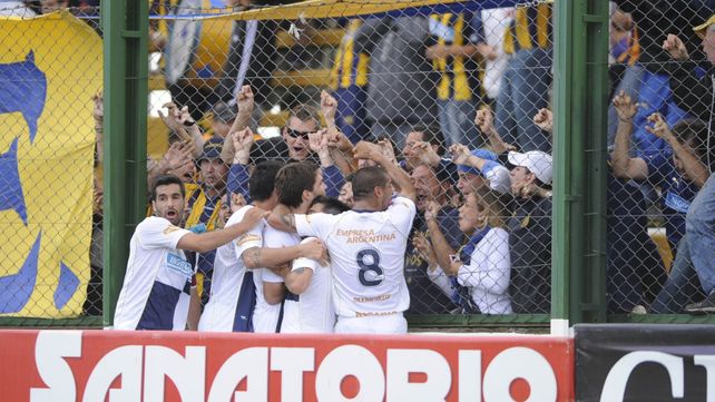 Festejo Central. Los jugadores se abrazan luego del gol de Coniglio