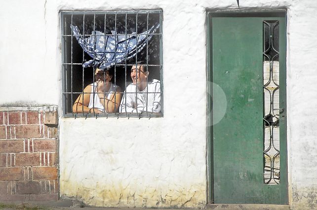 Tras la ventana. Quién supiera de qué o por qué se ríen estos vecinos. Atentos al ir y venir de la gente