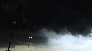 Un muerto y 600 evacuados por el fuerte temporal que azot&oacute; Buenos Aires