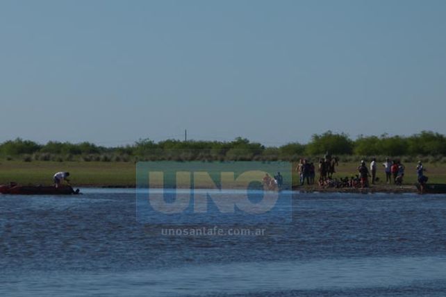 Buscan a dos adolescentes en las aguas del río Salado