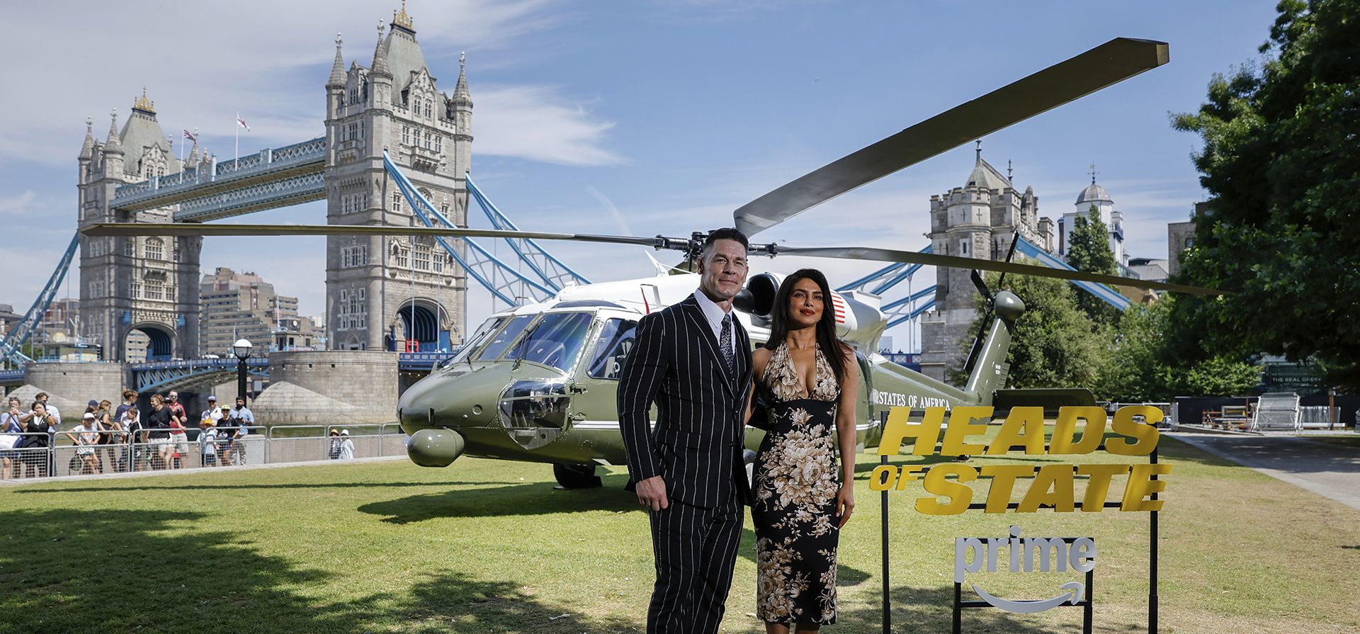 John Cena y Priyanka Chopra posan para los fotógrafos a su llegada a la sesión fotográfica de la película 