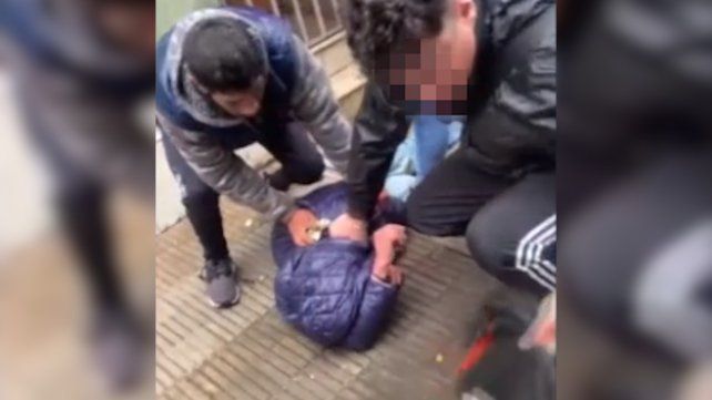 Verduleros y vecinos redujeron a un ladrón que robó en una panadería céntrica