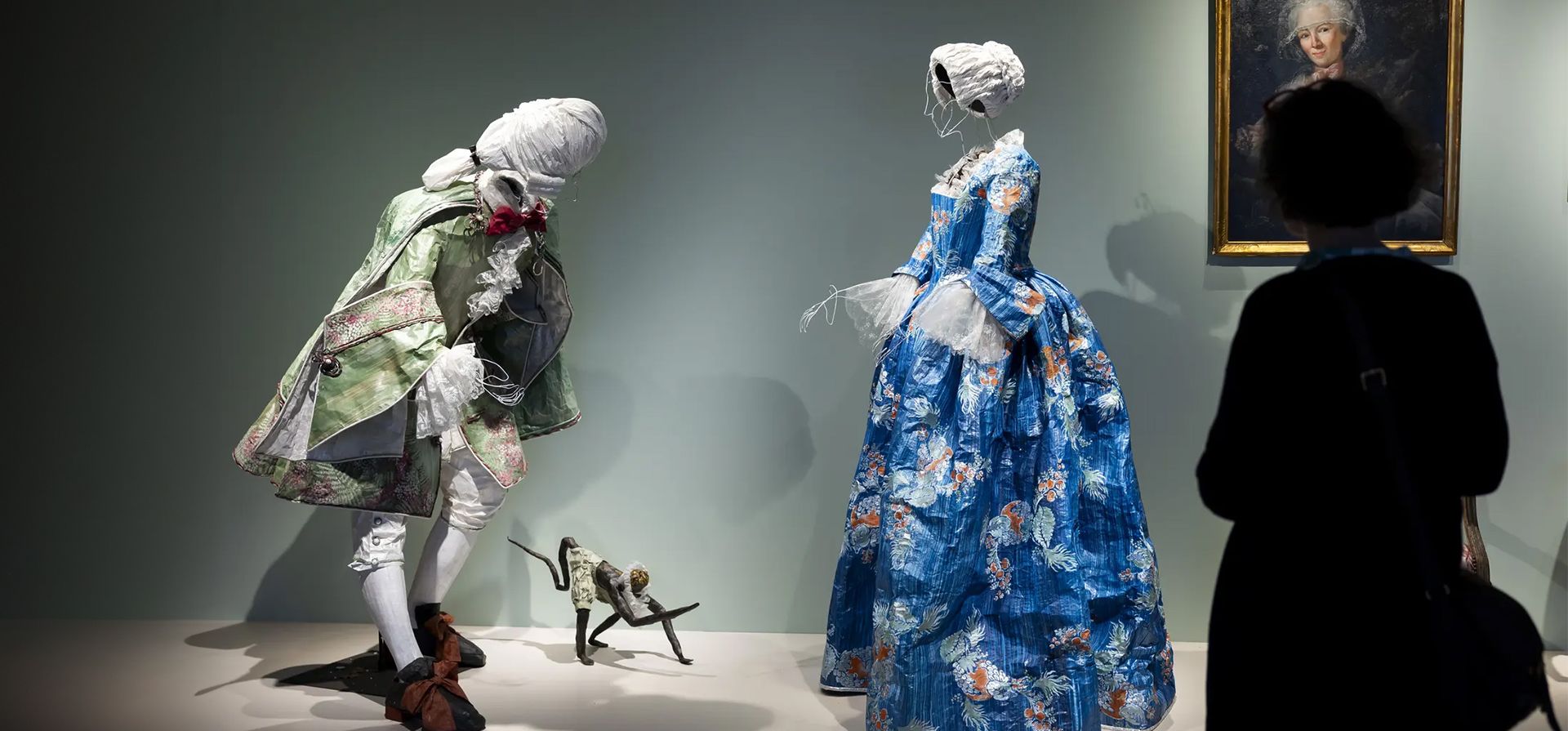 Figuras de papel de tamaño natural realizadas por la artista belga Isabelle de Borchgrave se exhiben durante la exposición Fantomes de Papier (Fantasmas de papel). Las siluetas disfrazadas del siglo XVIII se hicieron para conmemorar el 300 aniversario del nacimiento del rey Federico II de Prusia, Nyon, Suiza. Fotografía: Salvatore Di Nolfi/EPA Figuras de papel de tamaño natural realizadas por la artista belga Isabelle de Borchgrave se exhiben durante la exposición Fantomes de Papier (Fantasmas de papel). Las siluetas disfrazadas del siglo XVIII se hicieron para conmemorar el 300 aniversario del nacimiento del rey Federico II de Prusia, Nyon, Suiza. Fotografía: Salvatore Di Nolfi/EPA