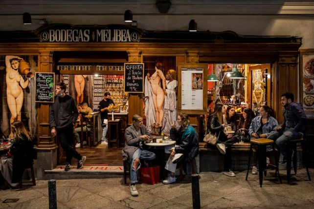 Un bar en el centro de Madrid captado por el foco del premiado fotógrafo Bernat Armangue. La movida española tiene sobrados defensores desde hace décadas.&nbsp;