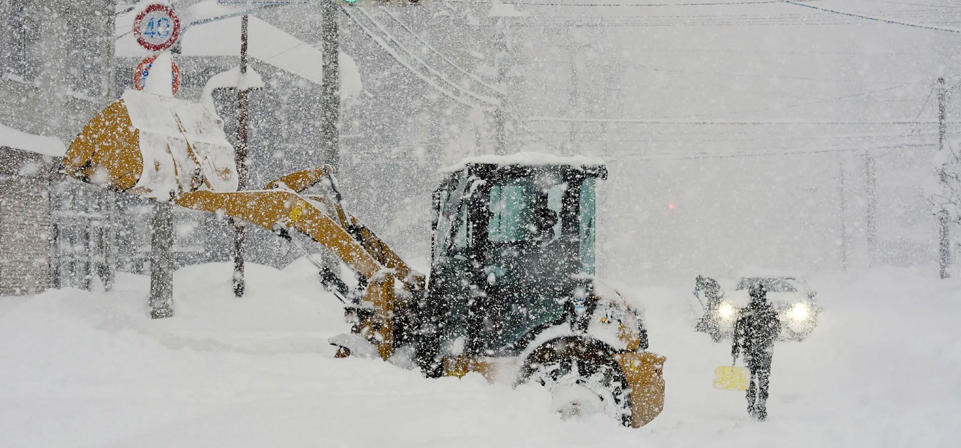 Se utiliza maquinaria pesada para despejar una carretera en la prefectura de Hokkaido mientras cae nieve en el norte de Japón, Obihiro, Japón. Fotografía: Jiji Press/AFP/Getty Images Se utiliza maquinaria pesada para despejar una carretera en la prefectura de Hokkaido mientras cae nieve en el norte de Japón, Obihiro, Japón. Fotografía: Jiji Press/AFP/Getty Images
