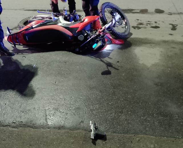 La moto en la que iban los sospechosos y el arma que habría sido utilizada en el ataque. &nbsp;