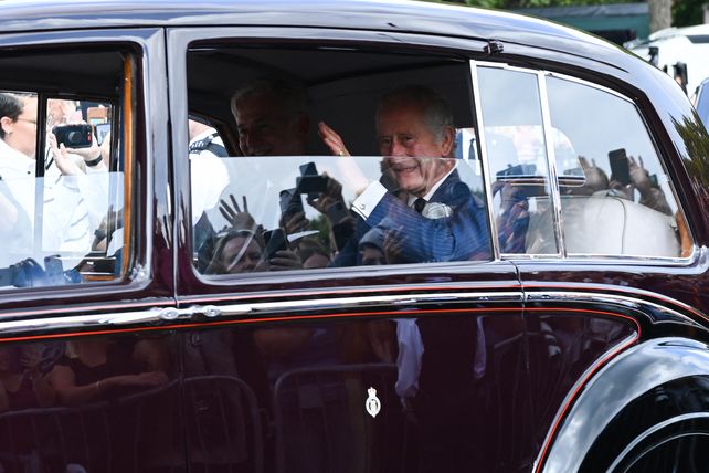 El féretro de Isabel II emprendió su cortejo fúnebre hacia Londres
