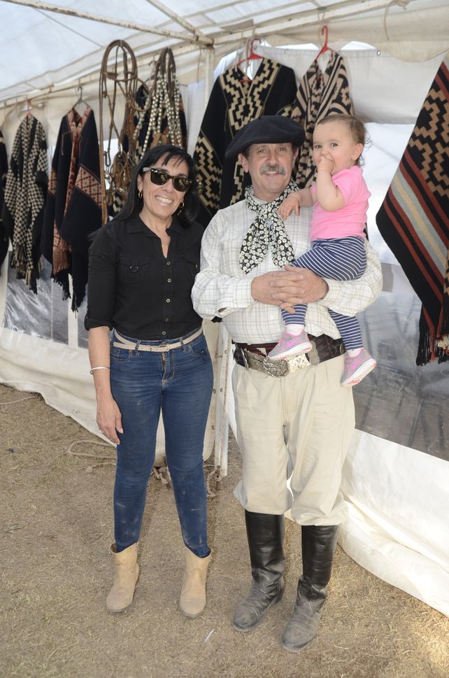 Alejandro Allignani&nbsp; junto a su esposa Silvia y su nieta Mercedes