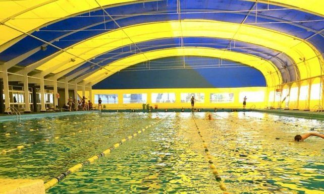 Todos al agua. Cerca de 300 socios disfrutan a diario del natatorio del Gigante.