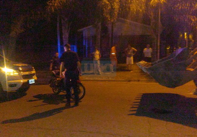 Una pala mecánica municipal enganchó a una moto