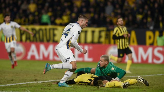 Agustín Módica  fue el autor del gol canalla en cancha de Peñarol. Ahora estará acompañado por Copetti.