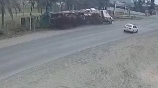 Video: un camión mordió un pozo