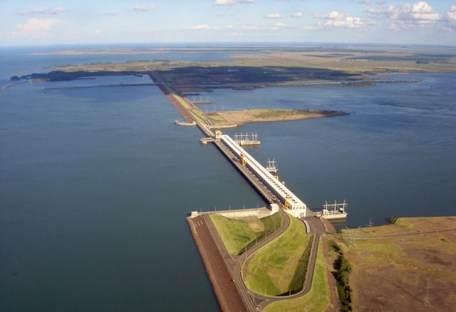 Yaciretá-Apipé. En la megaobra hidroeléctrica compartida con Paraguay se ofrecen visitas guiadas para conocer las imponentes instalaciones. También se puede disfrutar de actividades en el gran espejo de agua.